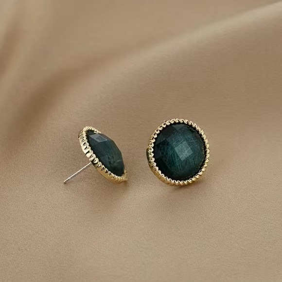 NWT Gloria Emerald Round Stud Earrings - Picture 2 of 2